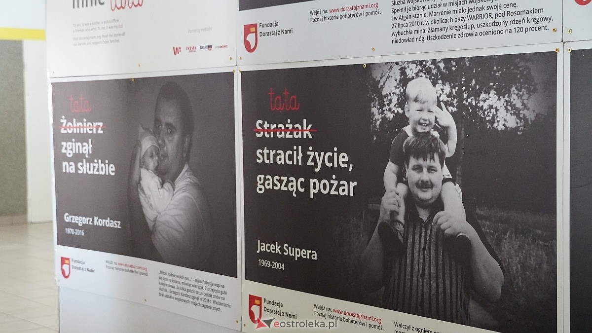 Otwarcie wystawy „Dla Ciebie zginął żołnierz, strażak, policjant, a dla nich tata” w SP w Rzekuniu [24.03.2026] - zdjęcie #7 - eOstroleka.pl