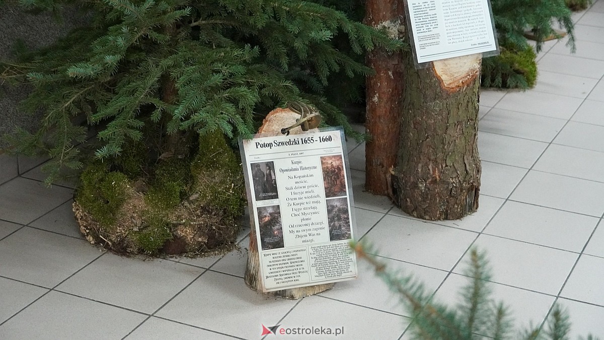 Otwarcie wystawy „Dla Ciebie zginął żołnierz, strażak, policjant, a dla nich tata” w SP w Rzekuniu [24.03.2026] - zdjęcie #3 - eOstroleka.pl