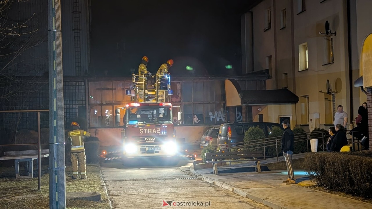 Akcja strażaków przy ul. Żeromskiego na osiedlu Stacja w Ostrołęce [24.03.2026] - zdjęcie #23 - eOstroleka.pl
