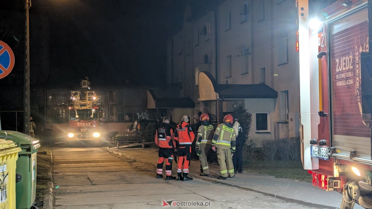 Akcja strażaków przy ul. Żeromskiego na osiedlu Stacja w Ostrołęce [24.03.2026] - zdjęcie #18 - eOstroleka.pl