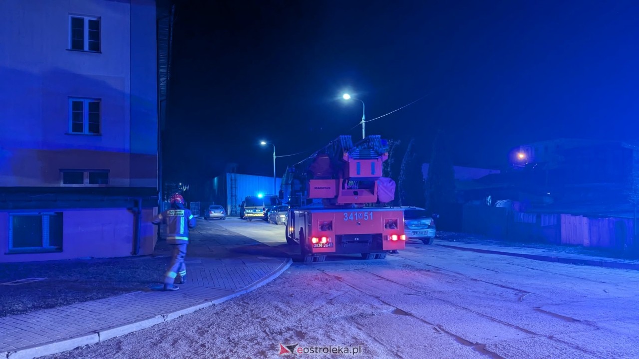 Akcja strażaków przy ul. Żeromskiego na osiedlu Stacja w Ostrołęce [24.03.2026] - zdjęcie #17 - eOstroleka.pl