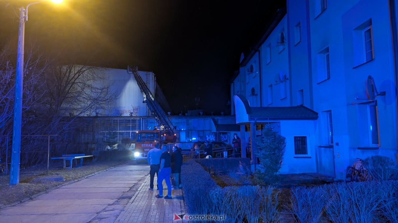 Akcja strażaków przy ul. Żeromskiego na osiedlu Stacja w Ostrołęce [24.03.2026] - zdjęcie #14 - eOstroleka.pl