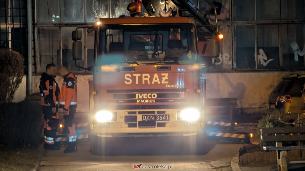 Akcja strażaków przy ul. Żeromskiego na osiedlu Stacja w Ostrołęce [24.03.2026] - zdjęcie #13 - eOstroleka.pl