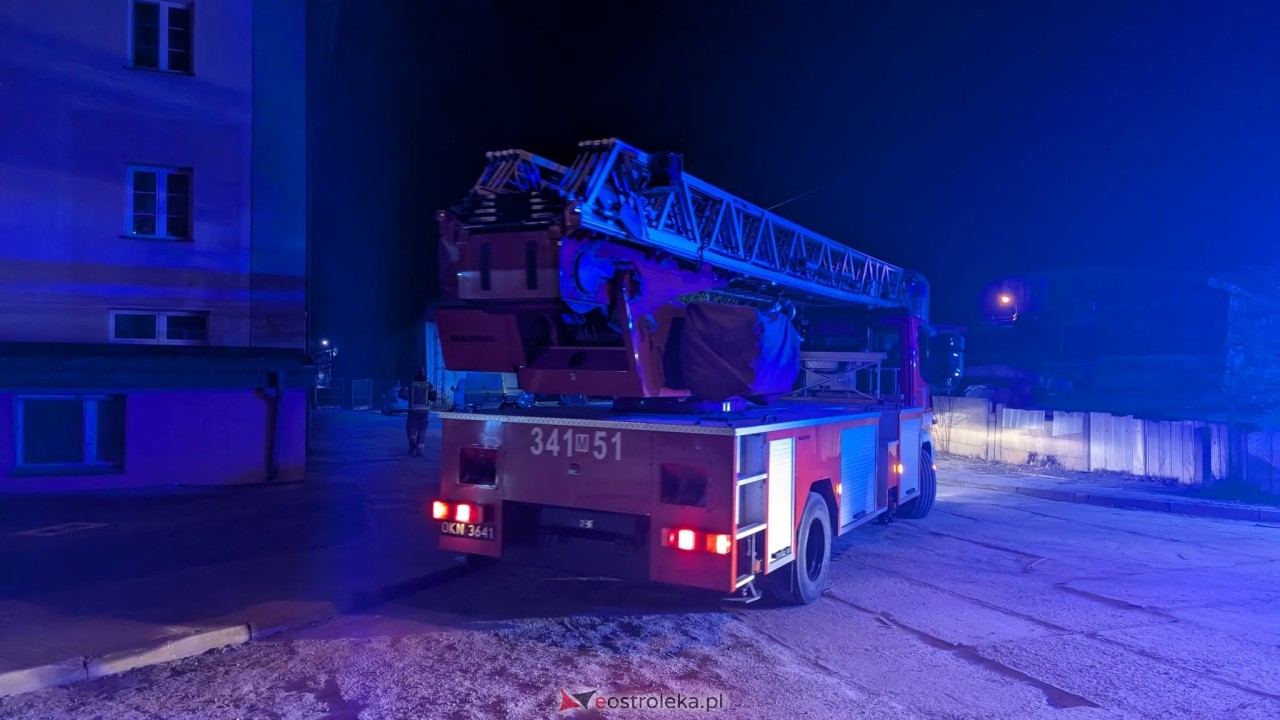 Akcja strażaków przy ul. Żeromskiego na osiedlu Stacja w Ostrołęce [24.03.2026] - zdjęcie #4 - eOstroleka.pl