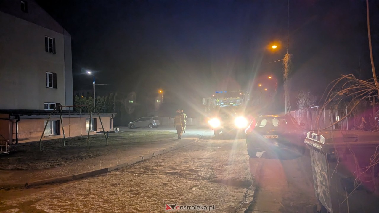 Akcja strażaków przy ul. Żeromskiego na osiedlu Stacja w Ostrołęce [24.03.2026] - zdjęcie #1 - eOstroleka.pl
