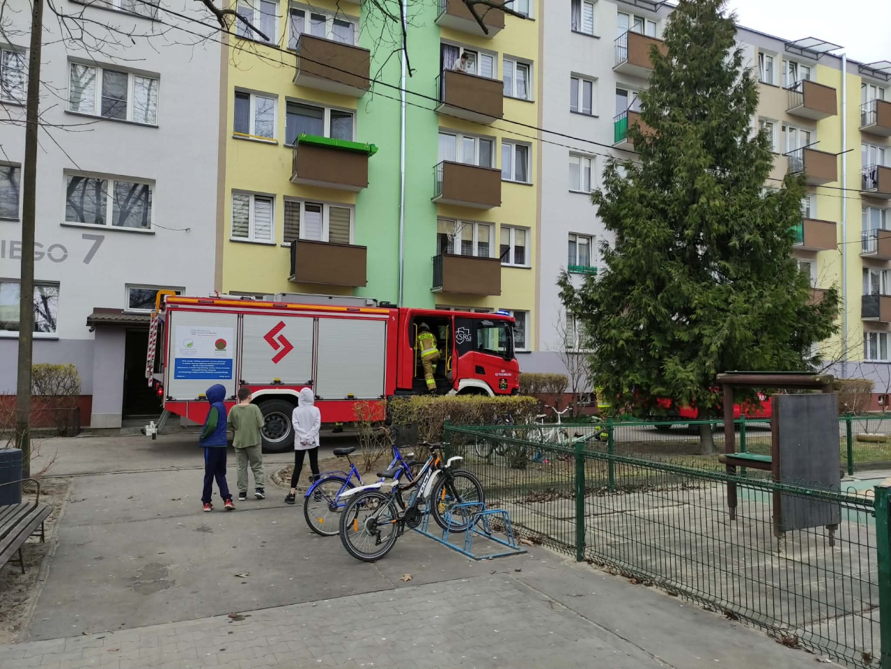 Interwencja strażaków przy ul. Sygietyńskiego [25.03.2026] - zdjęcie #4 - eOstroleka.pl