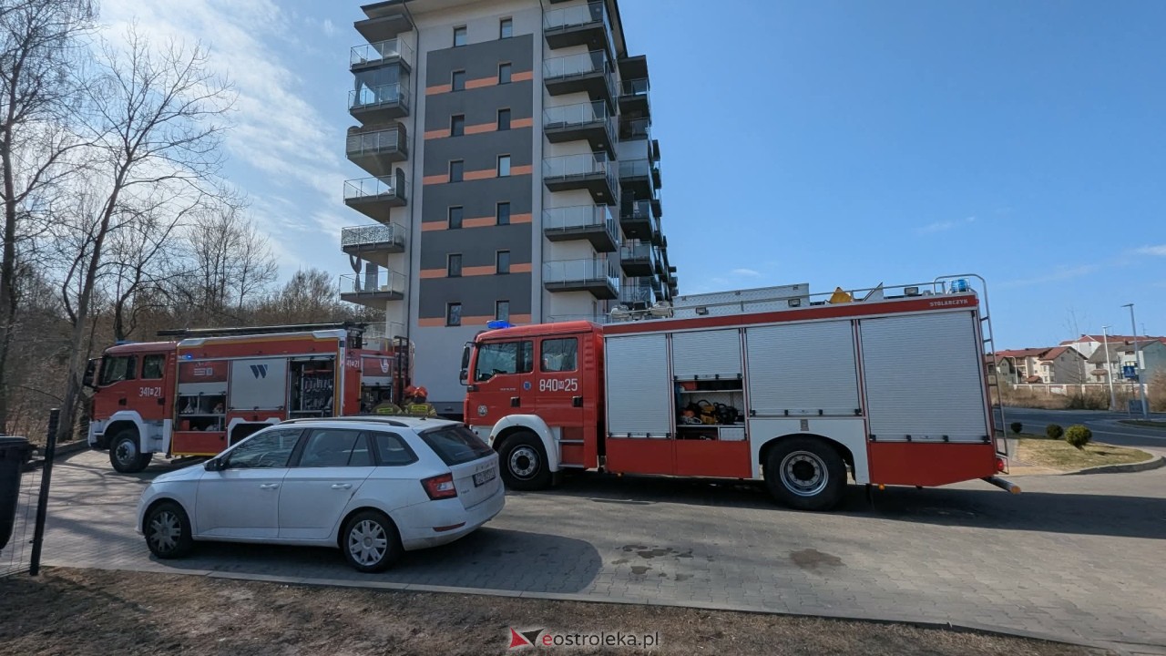 Akcja strażacka w podziemnym garażu przy ul. Gołasia [27.03.2026] - zdjęcie #1 - eOstroleka.pl