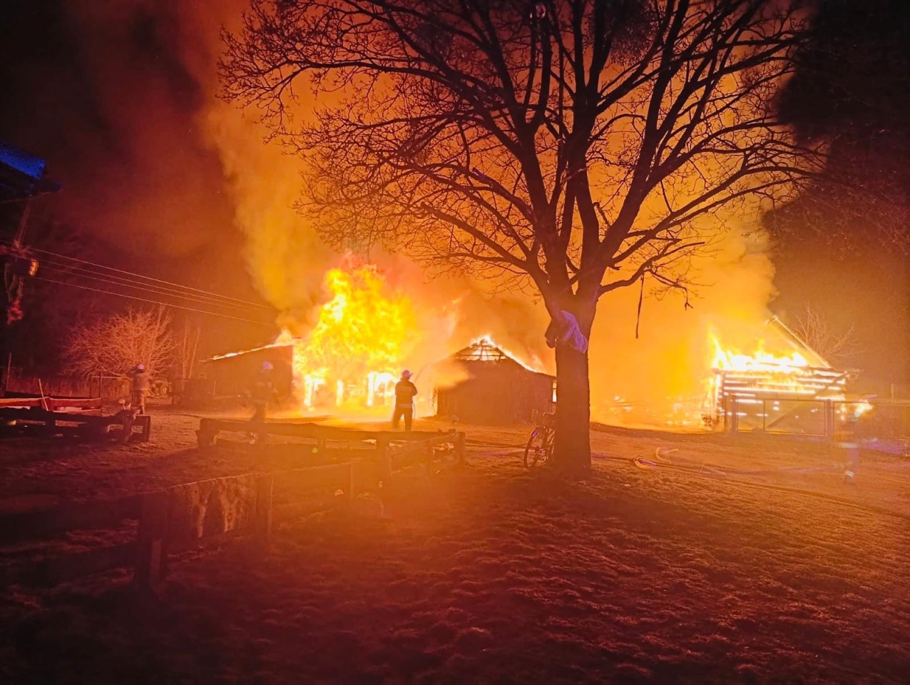  Pożar gospodarstwa w gminie Zbójna [ 30.03.2026] - zdjęcie #6 - eOstroleka.pl