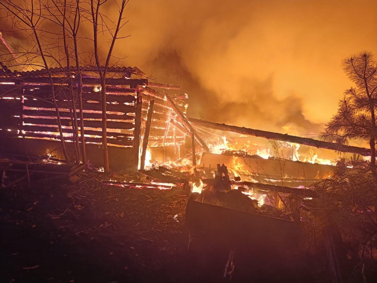  Pożar gospodarstwa w gminie Zbójna [ 30.03.2026] - zdjęcie #3 - eOstroleka.pl