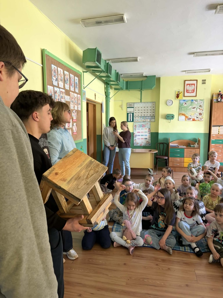 Uczniowie ZSZ nr 1 z wizytą w przedszkolu. Lekcja o ptakach w ramach projektu [30.03.2026] - zdjęcie #15 - eOstroleka.pl
