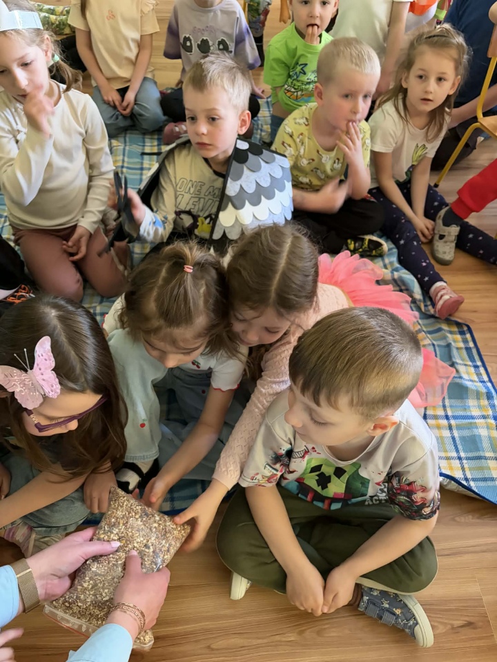 Uczniowie ZSZ nr 1 z wizytą w przedszkolu. Lekcja o ptakach w ramach projektu [30.03.2026] - zdjęcie #14 - eOstroleka.pl