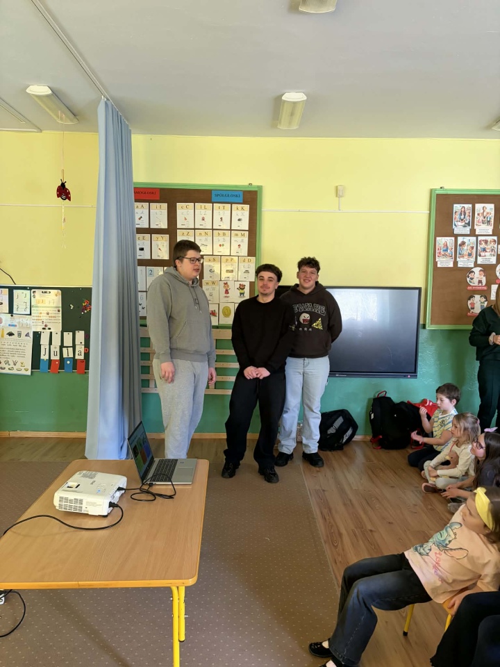 Uczniowie ZSZ nr 1 z wizytą w przedszkolu. Lekcja o ptakach w ramach projektu [30.03.2026] - zdjęcie #13 - eOstroleka.pl