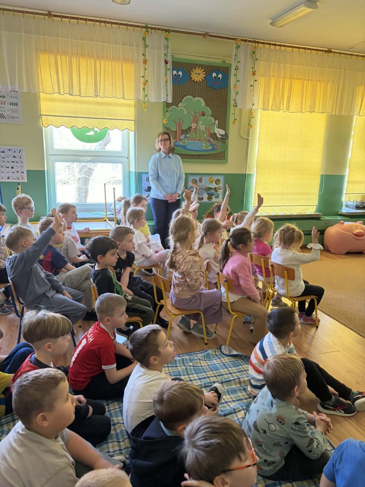 Uczniowie ZSZ nr 1 z wizytą w przedszkolu. Lekcja o ptakach w ramach projektu [30.03.2026] - zdjęcie #9 - eOstroleka.pl