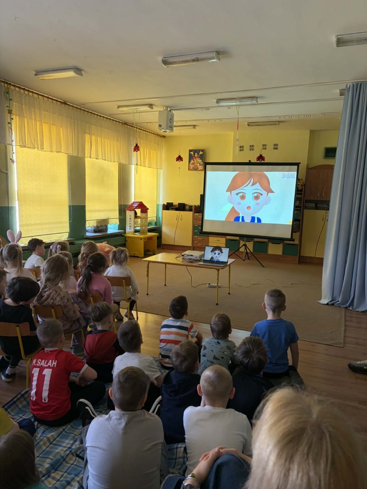 Uczniowie ZSZ nr 1 z wizytą w przedszkolu. Lekcja o ptakach w ramach projektu [30.03.2026] - zdjęcie #6 - eOstroleka.pl