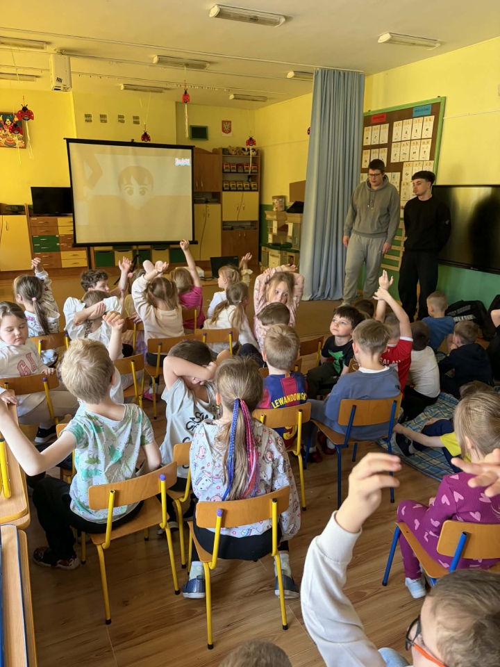Uczniowie ZSZ nr 1 z wizytą w przedszkolu. Lekcja o ptakach w ramach projektu [30.03.2026] - zdjęcie #4 - eOstroleka.pl