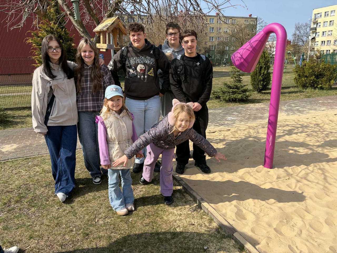 Uczniowie ZSZ nr 1 z wizytą w przedszkolu. Lekcja o ptakach w ramach projektu [30.03.2026] - zdjęcie #3 - eOstroleka.pl