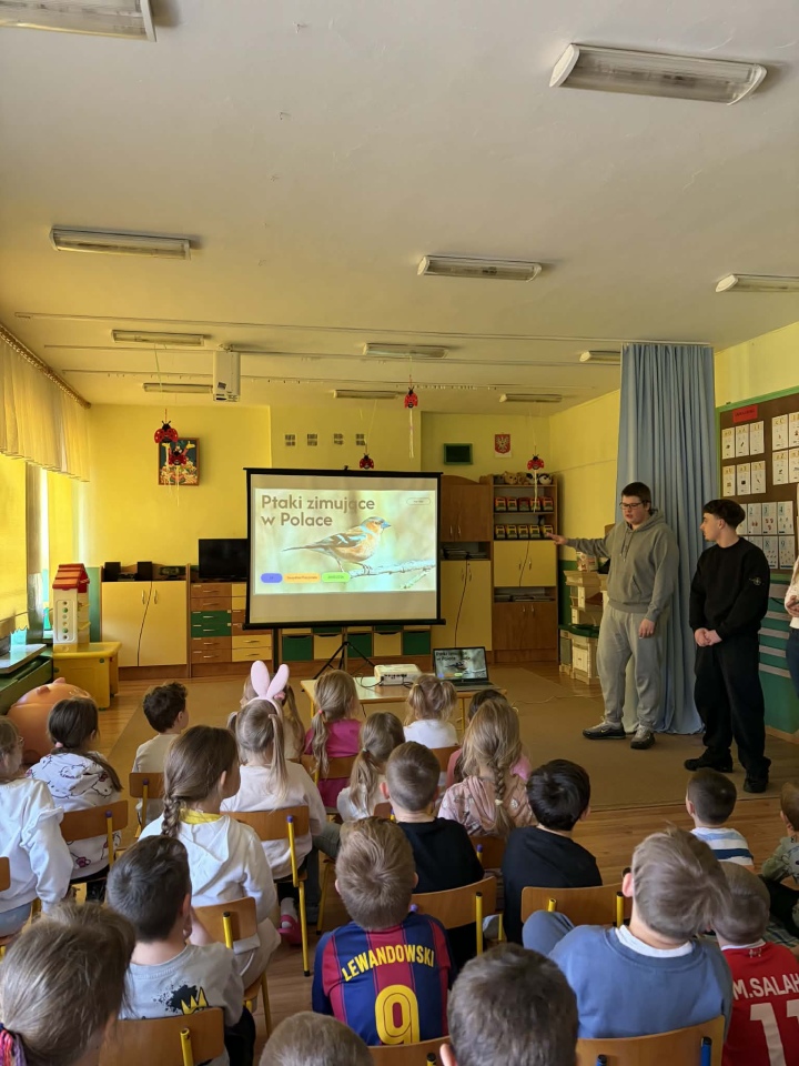 Uczniowie ZSZ nr 1 z wizytą w przedszkolu. Lekcja o ptakach w ramach projektu [30.03.2026] - zdjęcie #2 - eOstroleka.pl