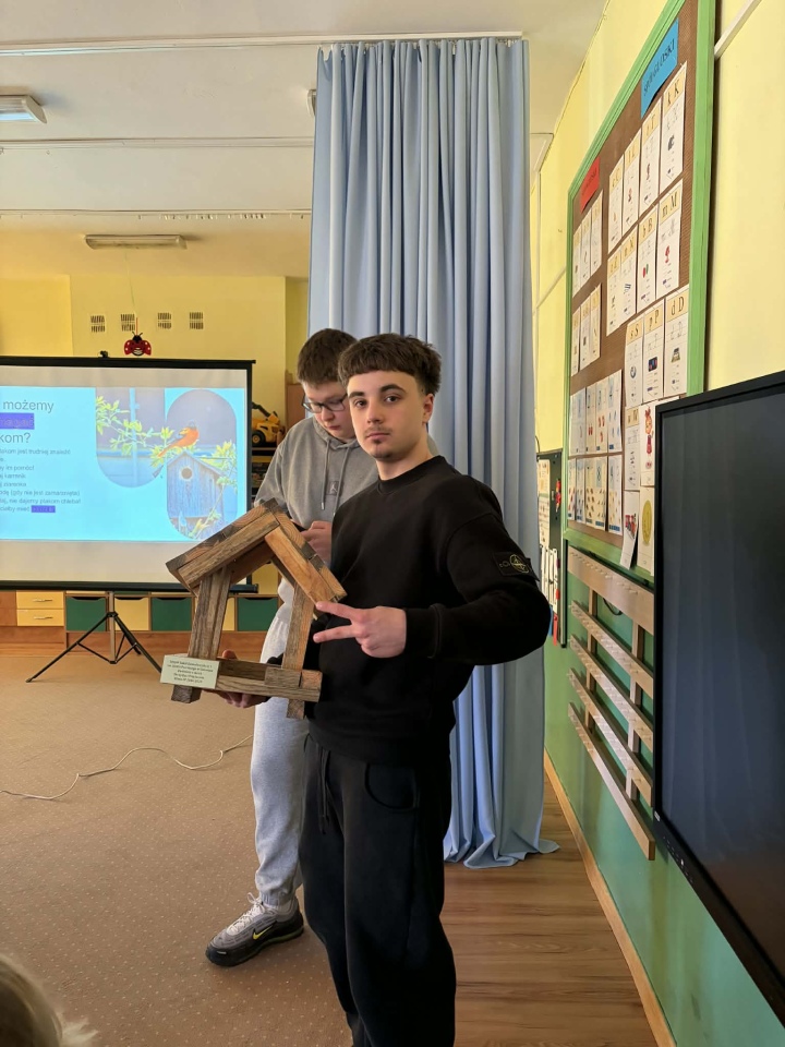 Uczniowie ZSZ nr 1 z wizytą w przedszkolu. Lekcja o ptakach w ramach projektu [30.03.2026] - zdjęcie #1 - eOstroleka.pl