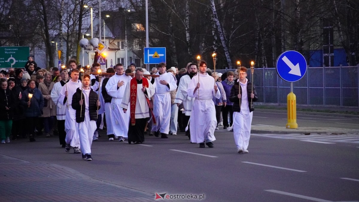 Droga Krzyżowa w kościele pw. Zbawiciela Świata [01.04.2026] - zdjęcie #44 - eOstroleka.pl