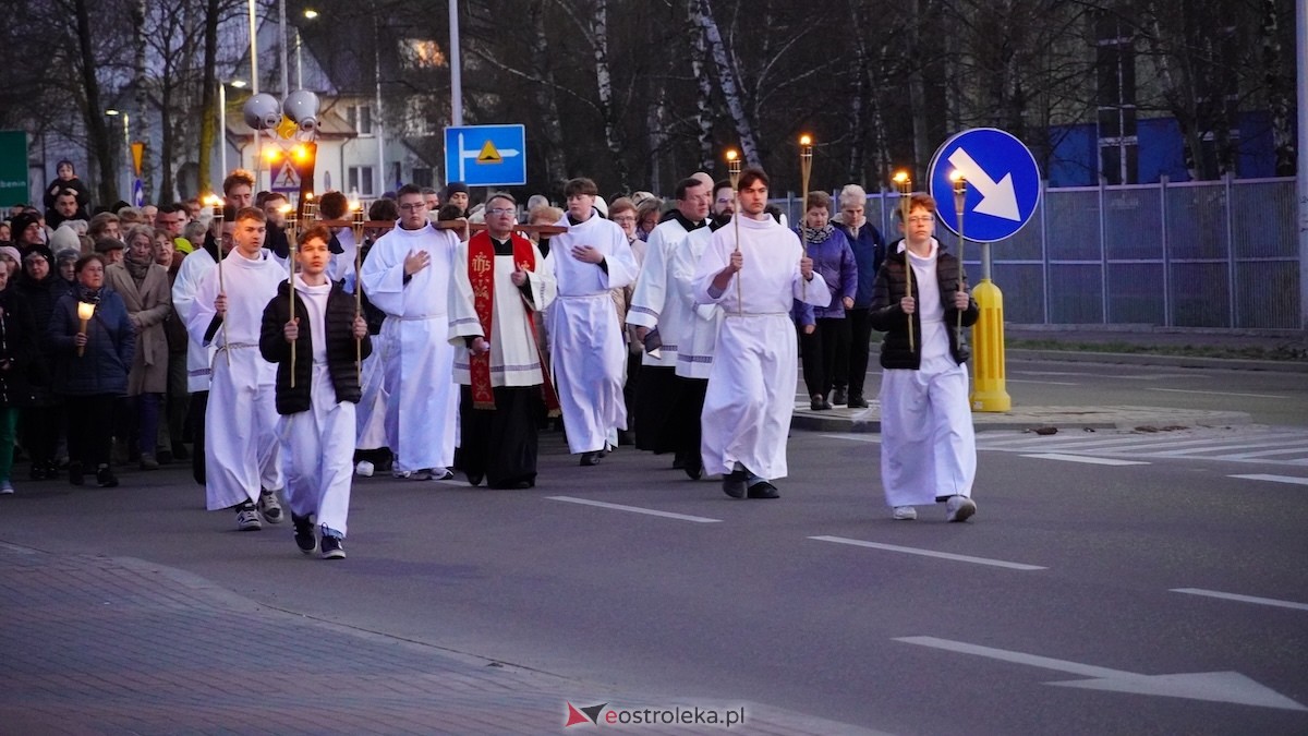 Droga Krzyżowa w kościele pw. Zbawiciela Świata [01.04.2026] - zdjęcie #43 - eOstroleka.pl
