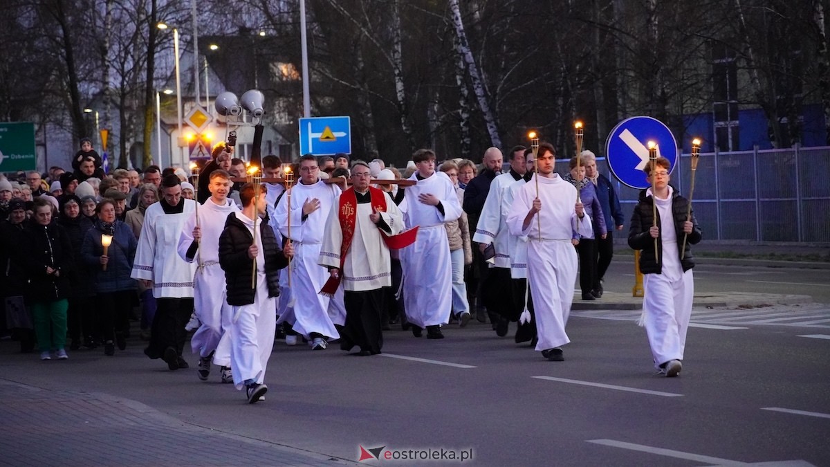 Droga Krzyżowa w kościele pw. Zbawiciela Świata [01.04.2026] - zdjęcie #42 - eOstroleka.pl