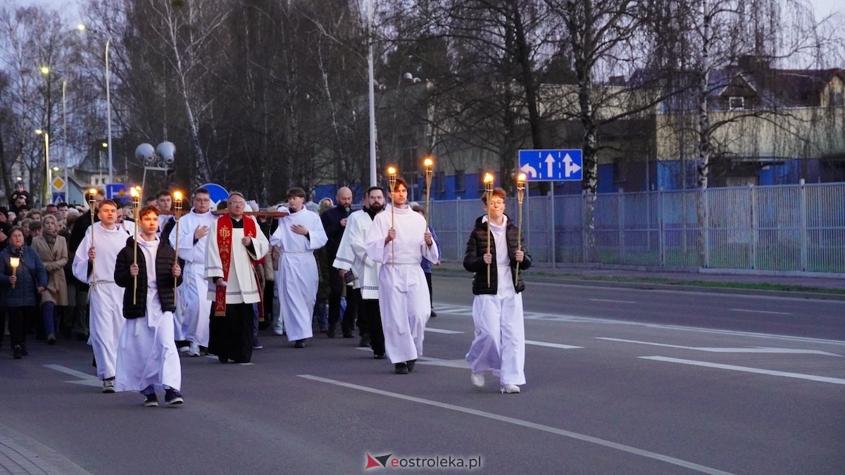 Droga Krzyżowa w kościele pw. Zbawiciela Świata [01.04.2026] - zdjęcie #41 - eOstroleka.pl