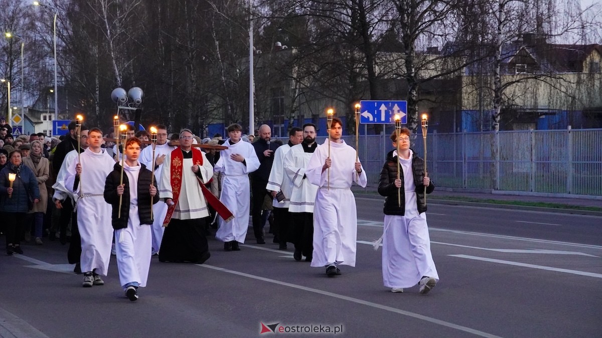Droga Krzyżowa w kościele pw. Zbawiciela Świata [01.04.2026] - zdjęcie #40 - eOstroleka.pl