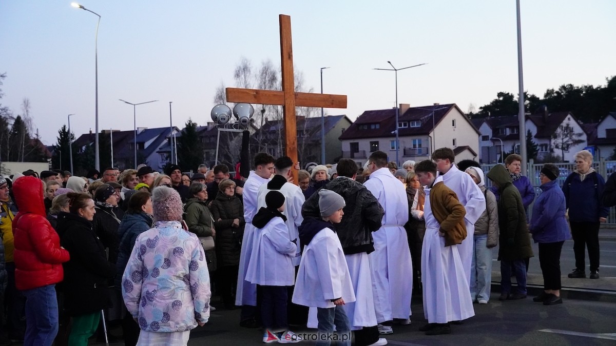 Droga Krzyżowa w kościele pw. Zbawiciela Świata [01.04.2026] - zdjęcie #39 - eOstroleka.pl