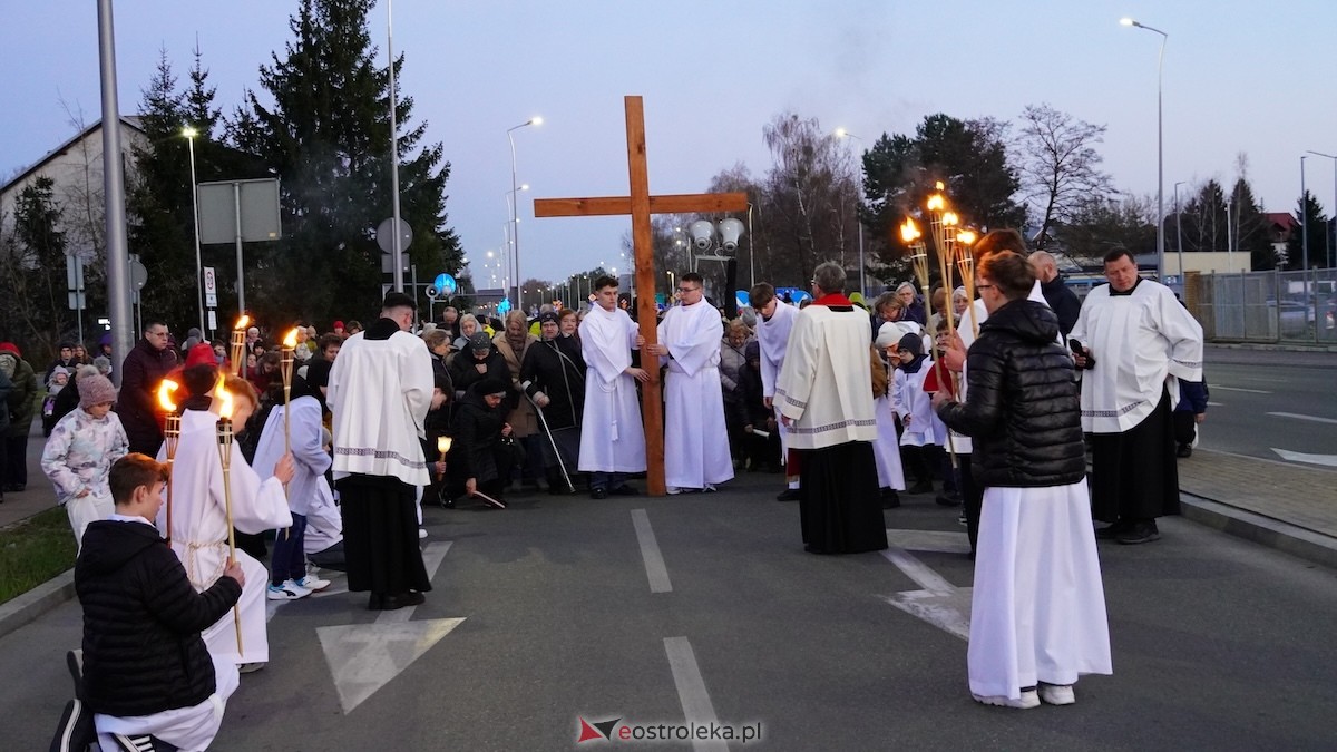 Droga Krzyżowa w kościele pw. Zbawiciela Świata [01.04.2026] - zdjęcie #38 - eOstroleka.pl