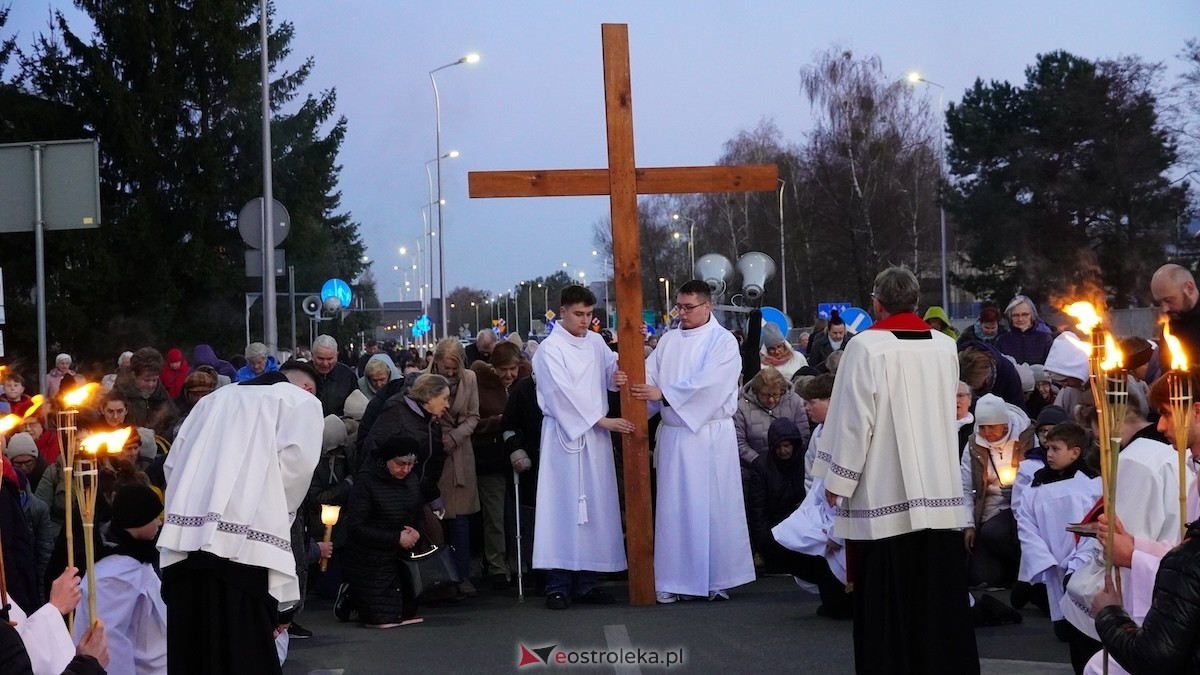 Droga Krzyżowa w kościele pw. Zbawiciela Świata [01.04.2026] - zdjęcie #37 - eOstroleka.pl