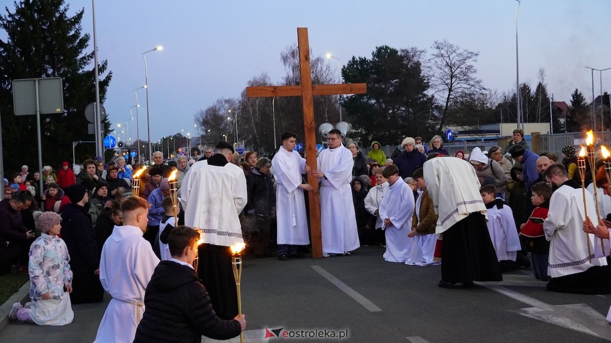 Droga Krzyżowa w kościele pw. Zbawiciela Świata [01.04.2026] - zdjęcie #36 - eOstroleka.pl