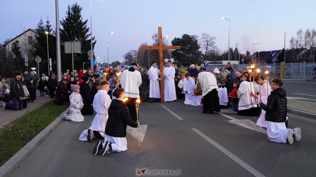 Droga Krzyżowa w kościele pw. Zbawiciela Świata [01.04.2026] - zdjęcie #35 - eOstroleka.pl