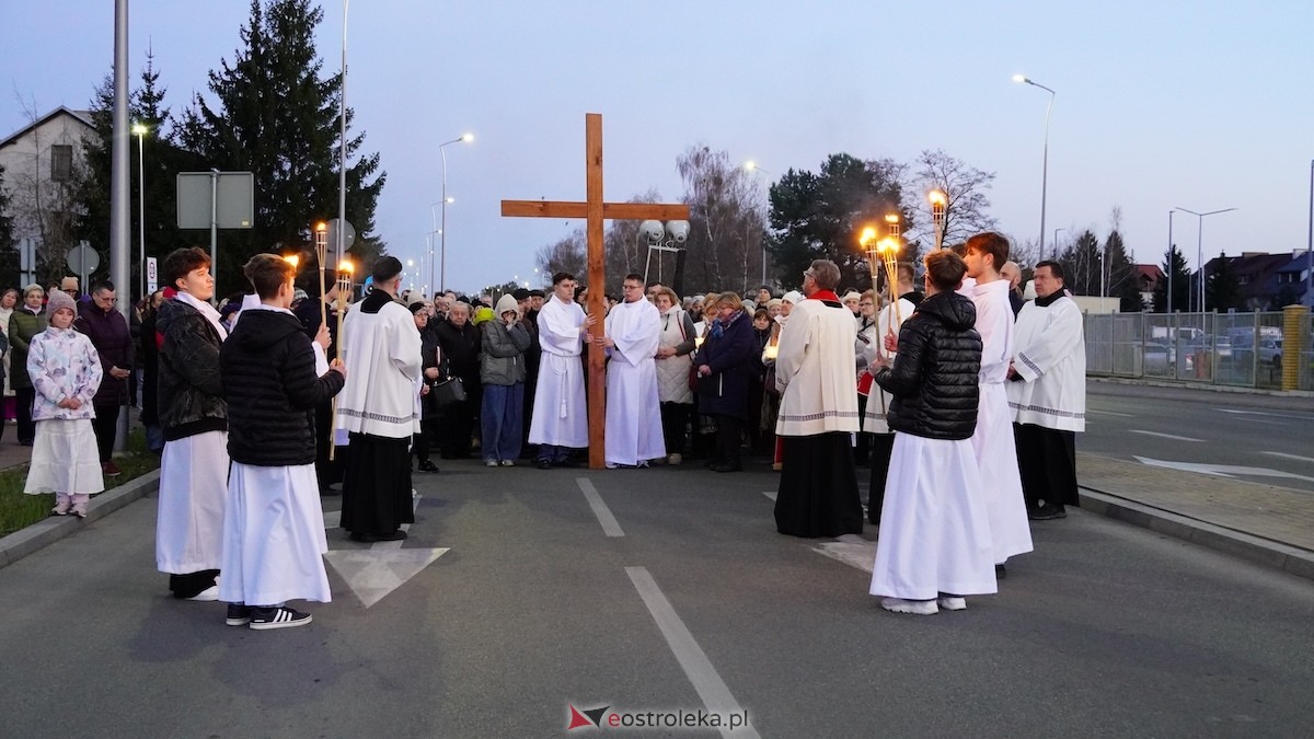 Droga Krzyżowa w kościele pw. Zbawiciela Świata [01.04.2026] - zdjęcie #34 - eOstroleka.pl