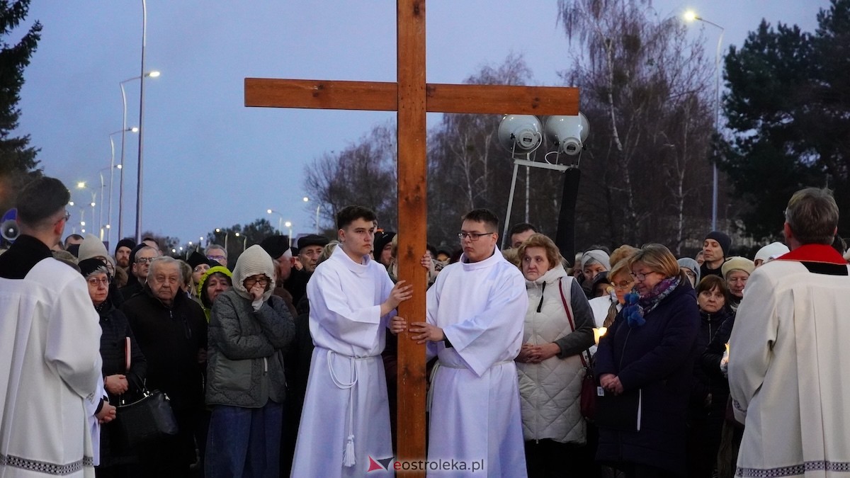 Droga Krzyżowa w kościele pw. Zbawiciela Świata [01.04.2026] - zdjęcie #33 - eOstroleka.pl