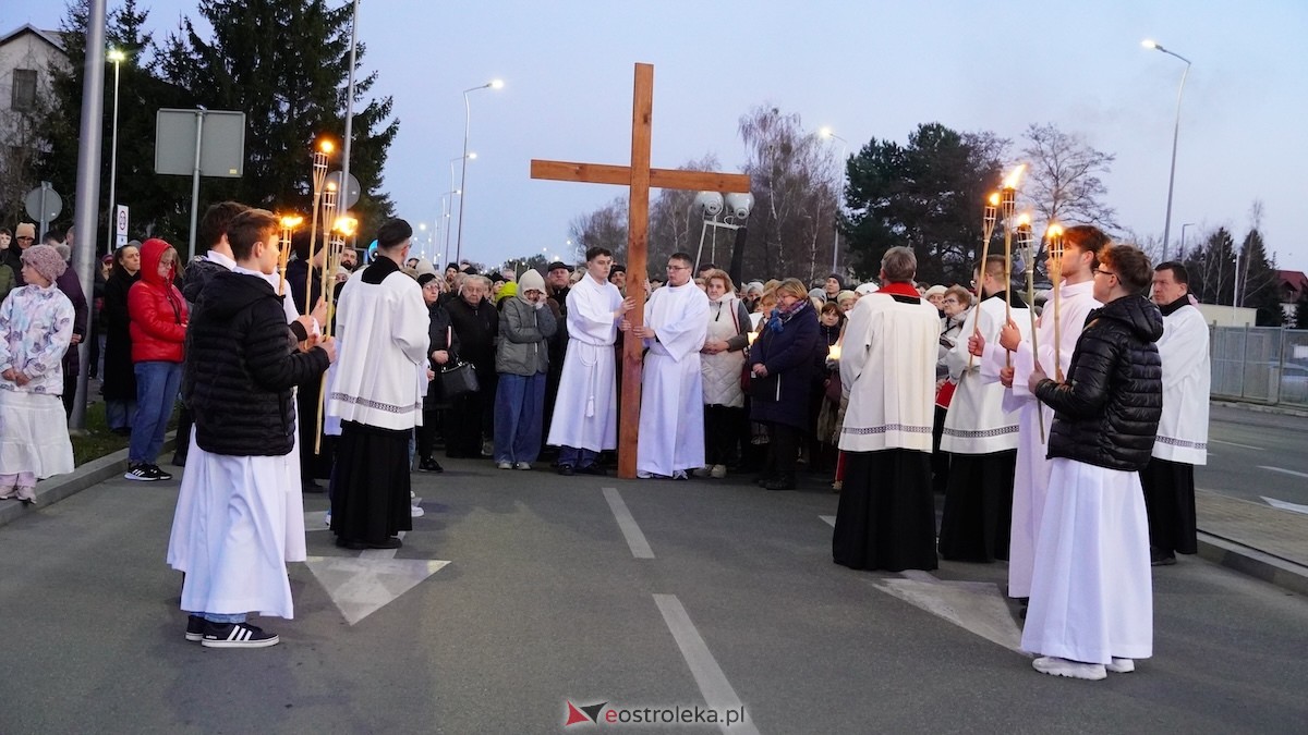 Droga Krzyżowa w kościele pw. Zbawiciela Świata [01.04.2026] - zdjęcie #32 - eOstroleka.pl