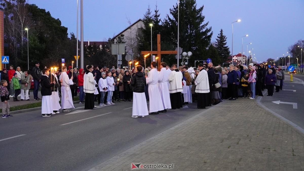 Droga Krzyżowa w kościele pw. Zbawiciela Świata [01.04.2026] - zdjęcie #31 - eOstroleka.pl