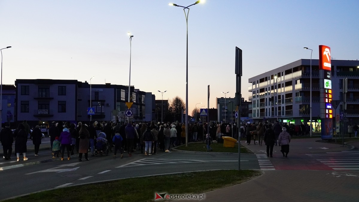 Droga Krzyżowa w kościele pw. Zbawiciela Świata [01.04.2026] - zdjęcie #30 - eOstroleka.pl