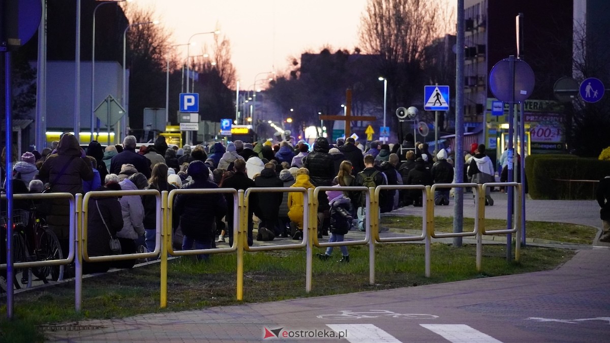 Droga Krzyżowa w kościele pw. Zbawiciela Świata [01.04.2026] - zdjęcie #27 - eOstroleka.pl