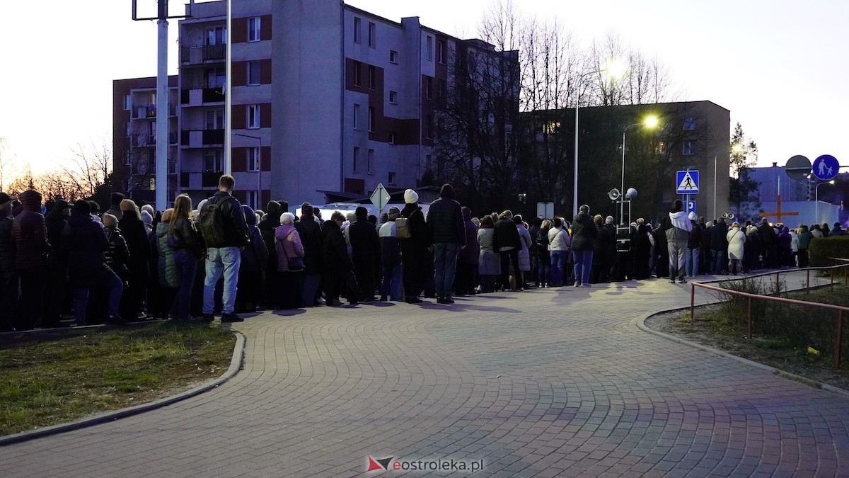 Droga Krzyżowa w kościele pw. Zbawiciela Świata [01.04.2026] - zdjęcie #26 - eOstroleka.pl