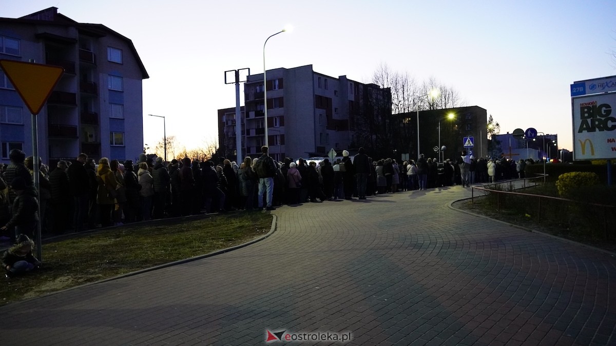 Droga Krzyżowa w kościele pw. Zbawiciela Świata [01.04.2026] - zdjęcie #25 - eOstroleka.pl