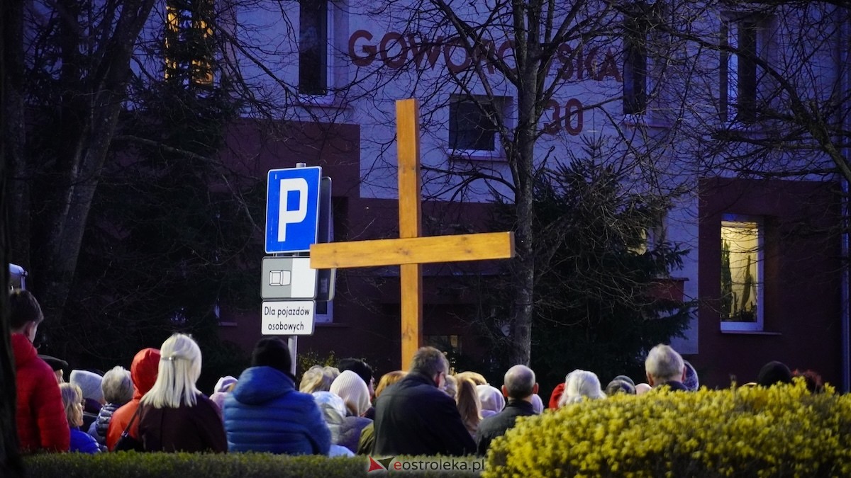 Droga Krzyżowa w kościele pw. Zbawiciela Świata [01.04.2026] - zdjęcie #24 - eOstroleka.pl