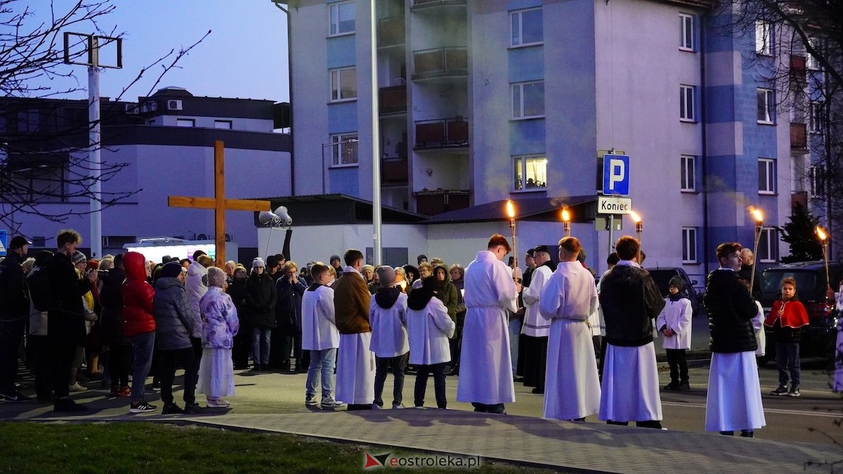 Droga Krzyżowa w kościele pw. Zbawiciela Świata [01.04.2026] - zdjęcie #21 - eOstroleka.pl