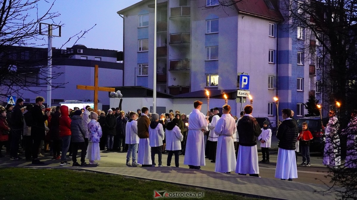 Droga Krzyżowa w kościele pw. Zbawiciela Świata [01.04.2026] - zdjęcie #20 - eOstroleka.pl