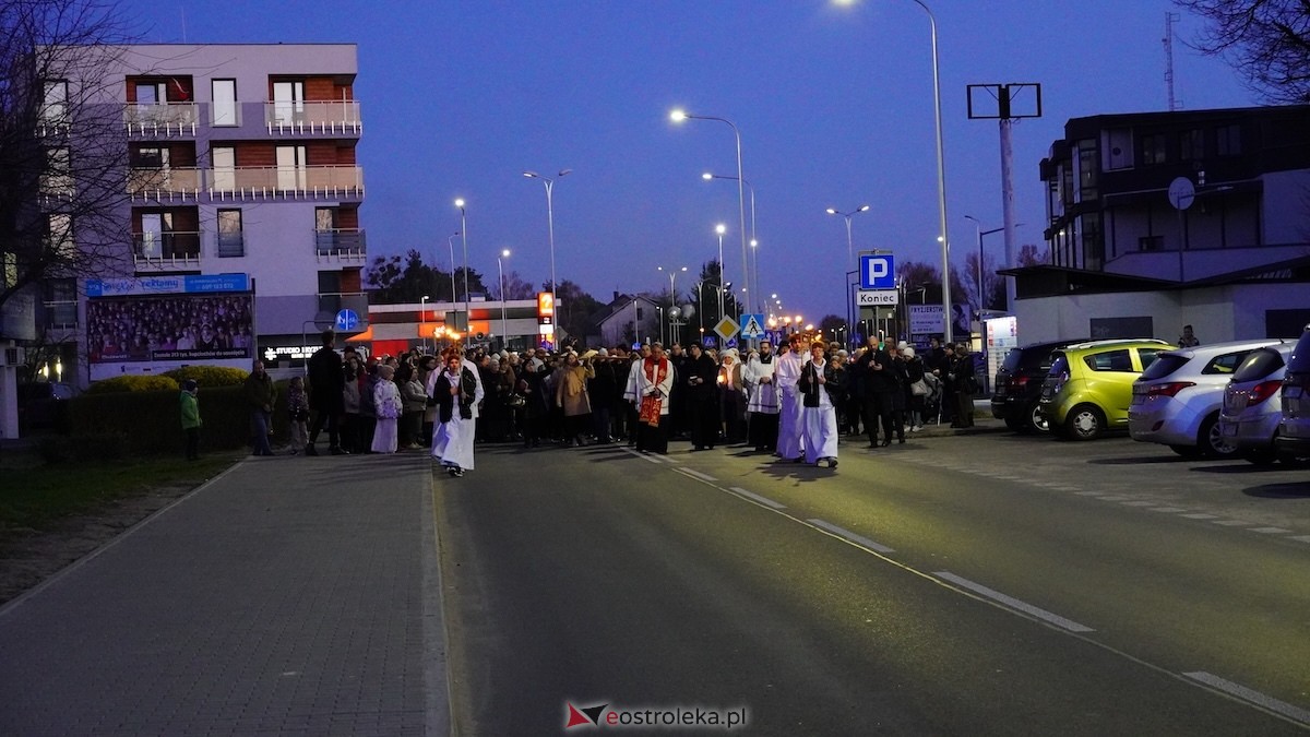 Droga Krzyżowa w kościele pw. Zbawiciela Świata [01.04.2026] - zdjęcie #19 - eOstroleka.pl