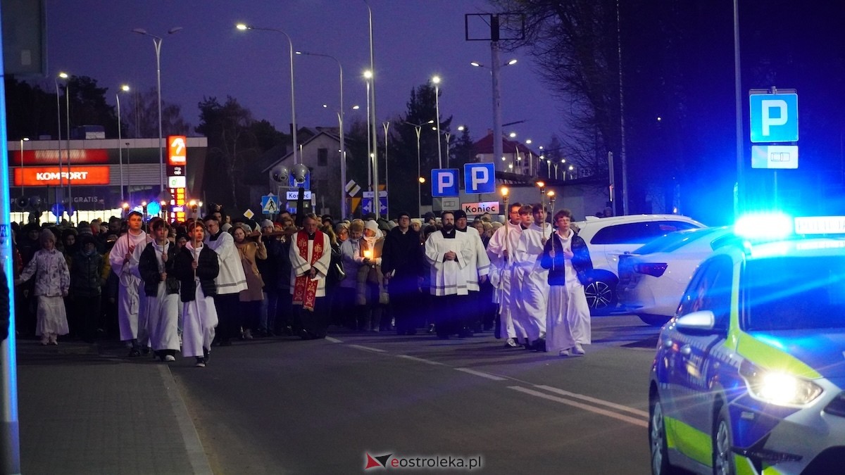 Droga Krzyżowa w kościele pw. Zbawiciela Świata [01.04.2026] - zdjęcie #18 - eOstroleka.pl