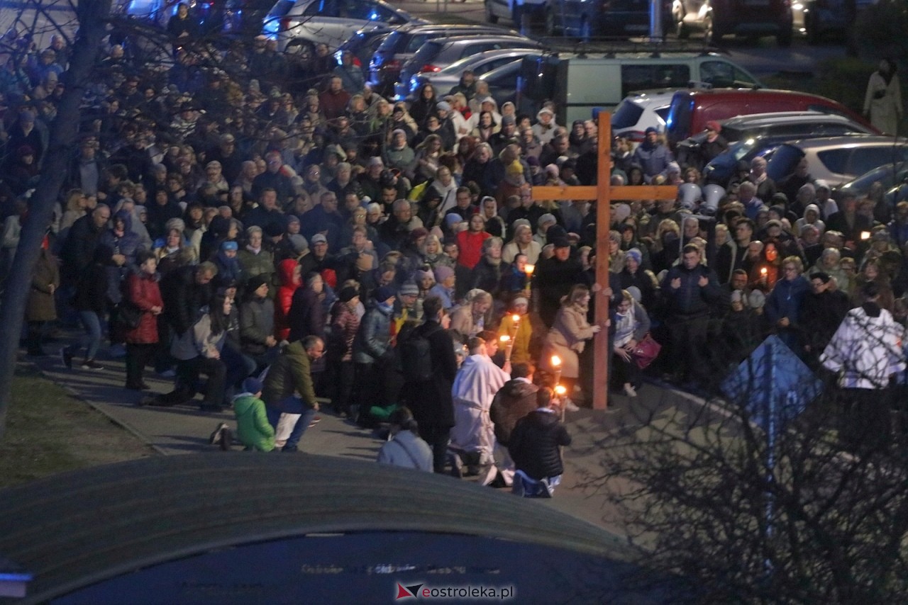 Droga Krzyżowa w kościele pw. Zbawiciela Świata [01.04.2026] - zdjęcie #17 - eOstroleka.pl