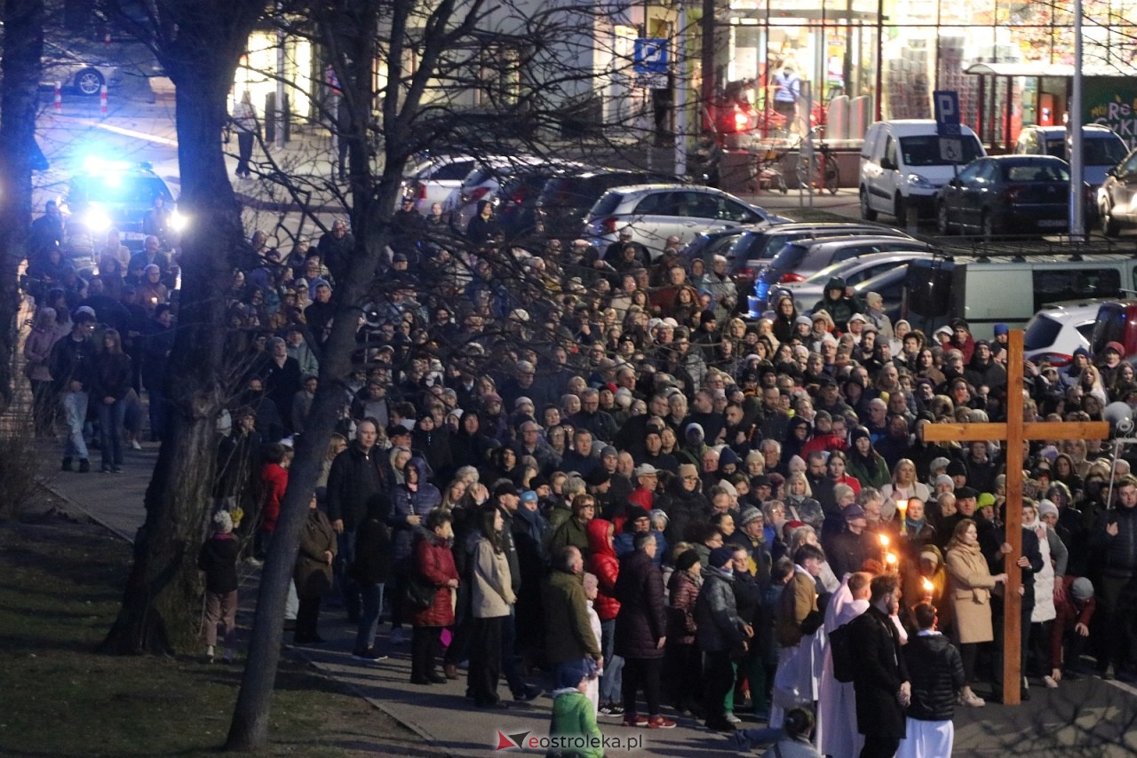 Droga Krzyżowa w kościele pw. Zbawiciela Świata [01.04.2026] - zdjęcie #16 - eOstroleka.pl