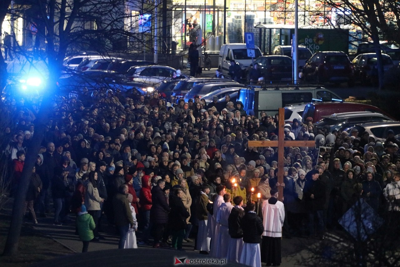 Droga Krzyżowa w kościele pw. Zbawiciela Świata [01.04.2026] - zdjęcie #15 - eOstroleka.pl