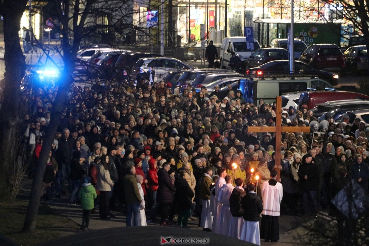Droga Krzyżowa w kościele pw. Zbawiciela Świata [01.04.2026] - zdjęcie #14 - eOstroleka.pl