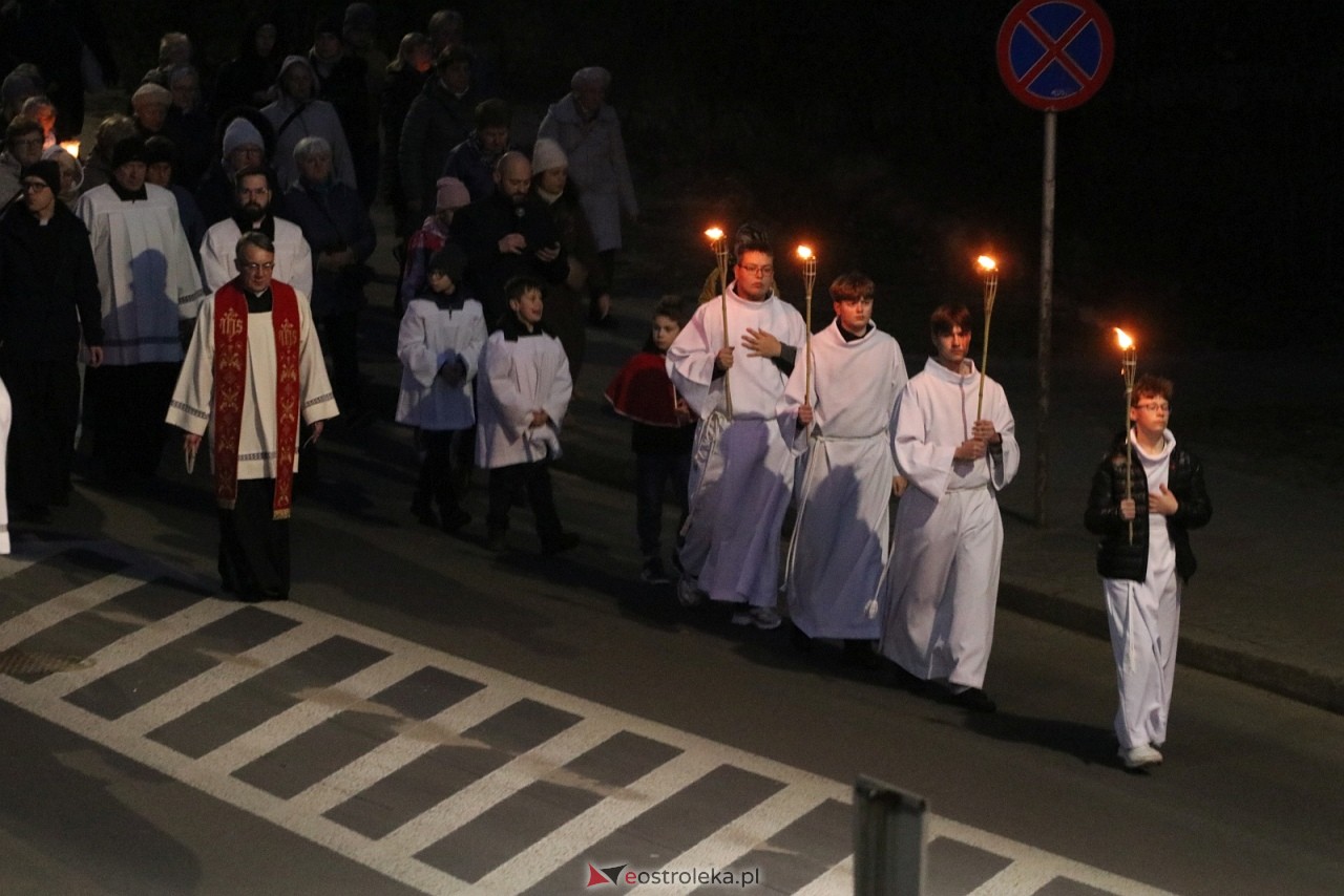 Droga Krzyżowa w kościele pw. Zbawiciela Świata [01.04.2026] - zdjęcie #12 - eOstroleka.pl